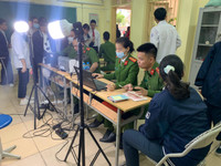 [Ảnh] Cán bộ chiến sỹ tận tình hỗ trợ, cấp căn cước gắn chíp cho học sinh