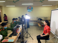 [Ảnh] Cán bộ chiến sỹ tận tình hỗ trợ, cấp căn cước gắn chíp cho học sinh