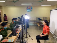 [Ảnh] Cán bộ chiến sỹ tận tình hỗ trợ, cấp căn cước gắn chíp cho học sinh