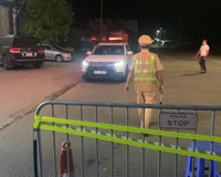 [Ảnh] 'Sắc nắng' trắng đêm bám chốt, ngăn Covid-19 xâm nhập