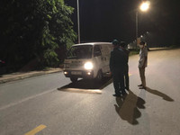 [Ảnh] 'Sắc nắng' trắng đêm bám chốt, ngăn Covid-19 xâm nhập