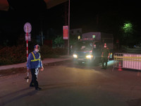 [Ảnh] 'Sắc nắng' trắng đêm bám chốt, ngăn Covid-19 xâm nhập