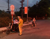 [Ảnh] 'Sắc nắng' trắng đêm bám chốt, ngăn Covid-19 xâm nhập