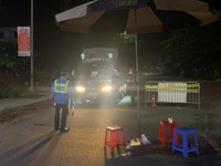 [Ảnh] 'Sắc nắng' trắng đêm bám chốt, ngăn Covid-19 xâm nhập