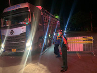 [Ảnh] 'Sắc nắng' trắng đêm bám chốt, ngăn Covid-19 xâm nhập