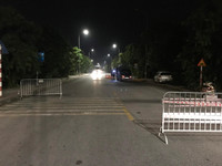 [Ảnh] 'Sắc nắng' trắng đêm bám chốt, ngăn Covid-19 xâm nhập