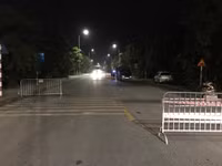 [Ảnh] 'Sắc nắng' trắng đêm bám chốt, ngăn Covid-19 xâm nhập