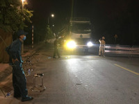 [Ảnh] 'Sắc nắng' trắng đêm bám chốt, ngăn Covid-19 xâm nhập