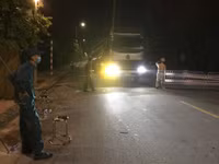 [Ảnh] 'Sắc nắng' trắng đêm bám chốt, ngăn Covid-19 xâm nhập
