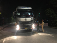 [Ảnh] 'Sắc nắng' trắng đêm bám chốt, ngăn Covid-19 xâm nhập