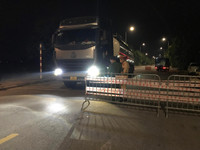 [Ảnh] 'Sắc nắng' trắng đêm bám chốt, ngăn Covid-19 xâm nhập