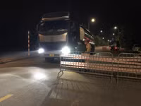 [Ảnh] 'Sắc nắng' trắng đêm bám chốt, ngăn Covid-19 xâm nhập