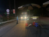 [Ảnh] 'Sắc nắng' trắng đêm bám chốt, ngăn Covid-19 xâm nhập