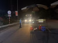 [Ảnh] 'Sắc nắng' trắng đêm bám chốt, ngăn Covid-19 xâm nhập
