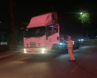 [Ảnh] 'Sắc nắng' trắng đêm bám chốt, ngăn Covid-19 xâm nhập