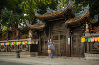 Say đắm vẻ đẹp thiếu nữ Hà Thành bên hoa đào Nhật Tân nở sớm