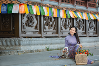 Say đắm vẻ đẹp thiếu nữ Hà Thành bên hoa đào Nhật Tân nở sớm