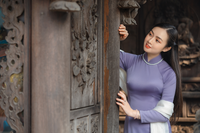 Say đắm vẻ đẹp thiếu nữ Hà Thành bên hoa đào Nhật Tân nở sớm