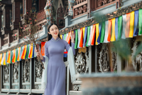 Say đắm vẻ đẹp thiếu nữ Hà Thành bên hoa đào Nhật Tân nở sớm