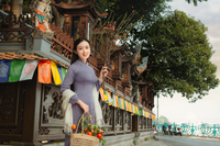 Say đắm vẻ đẹp thiếu nữ Hà Thành bên hoa đào Nhật Tân nở sớm