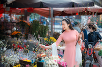 Say đắm vẻ đẹp thiếu nữ Hà Thành bên hoa đào Nhật Tân nở sớm