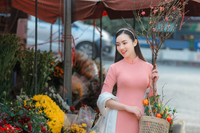 Say đắm vẻ đẹp thiếu nữ Hà Thành bên hoa đào Nhật Tân nở sớm