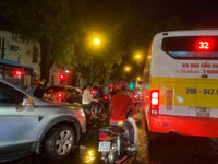 [Ảnh] Hà Nội nhiều tuyến đường ngập sâu, hàng loạt phương tiện mắc kẹt