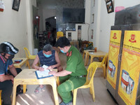 [Ảnh] Công an cơ sở tuyên truyền nhắc nhở đóng cửa quán bia 