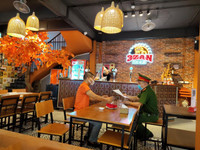 [Ảnh] Công an cơ sở tuyên truyền nhắc nhở đóng cửa quán bia 