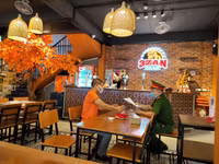 [Ảnh] Công an cơ sở tuyên truyền nhắc nhở đóng cửa quán bia 