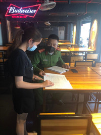 [Ảnh] Công an cơ sở tuyên truyền nhắc nhở đóng cửa quán bia 