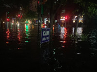 [Ảnh] Hà Nội nhiều tuyến đường ngập sâu, hàng loạt phương tiện mắc kẹt