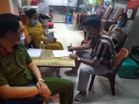 [Ảnh] Công an cơ sở tuyên truyền nhắc nhở đóng cửa quán bia 