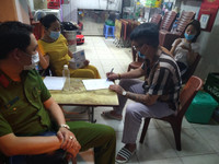 [Ảnh] Công an cơ sở tuyên truyền nhắc nhở đóng cửa quán bia 