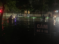 [Ảnh] Hà Nội nhiều tuyến đường ngập sâu, hàng loạt phương tiện mắc kẹt