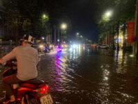 [Ảnh] Hà Nội nhiều tuyến đường ngập sâu, hàng loạt phương tiện mắc kẹt