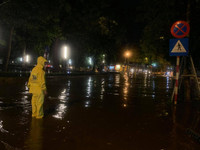 [Ảnh] Hà Nội nhiều tuyến đường ngập sâu, hàng loạt phương tiện mắc kẹt