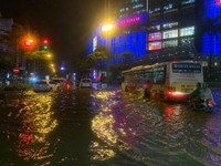 [Ảnh] Hà Nội nhiều tuyến đường ngập sâu, hàng loạt phương tiện mắc kẹt