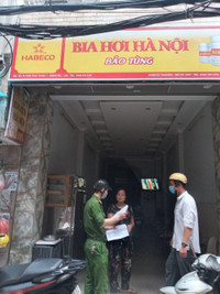 [Ảnh] Công an cơ sở tuyên truyền nhắc nhở đóng cửa quán bia 