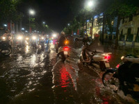 [Ảnh] Hà Nội nhiều tuyến đường ngập sâu, hàng loạt phương tiện mắc kẹt