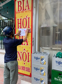 [Ảnh] Công an cơ sở tuyên truyền nhắc nhở đóng cửa quán bia 