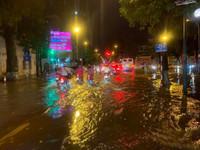 [Ảnh] Hà Nội nhiều tuyến đường ngập sâu, hàng loạt phương tiện mắc kẹt