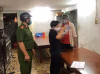 [Ảnh] Công an cơ sở tuyên truyền nhắc nhở đóng cửa quán bia 