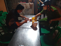 [Ảnh] Công an cơ sở tuyên truyền nhắc nhở đóng cửa quán bia 