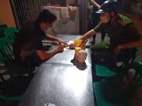 [Ảnh] Công an cơ sở tuyên truyền nhắc nhở đóng cửa quán bia 