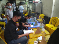 [Ảnh] Công an cơ sở tuyên truyền nhắc nhở đóng cửa quán bia 