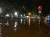 [Ảnh] Hà Nội nhiều tuyến đường ngập sâu, hàng loạt phương tiện mắc kẹt