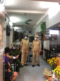 [Ảnh] Công an cơ sở tuyên truyền nhắc nhở đóng cửa quán bia 