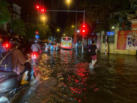 [Ảnh] Hà Nội nhiều tuyến đường ngập sâu, hàng loạt phương tiện mắc kẹt