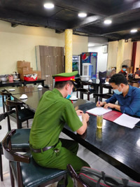 [Ảnh] Công an cơ sở tuyên truyền nhắc nhở đóng cửa quán bia 